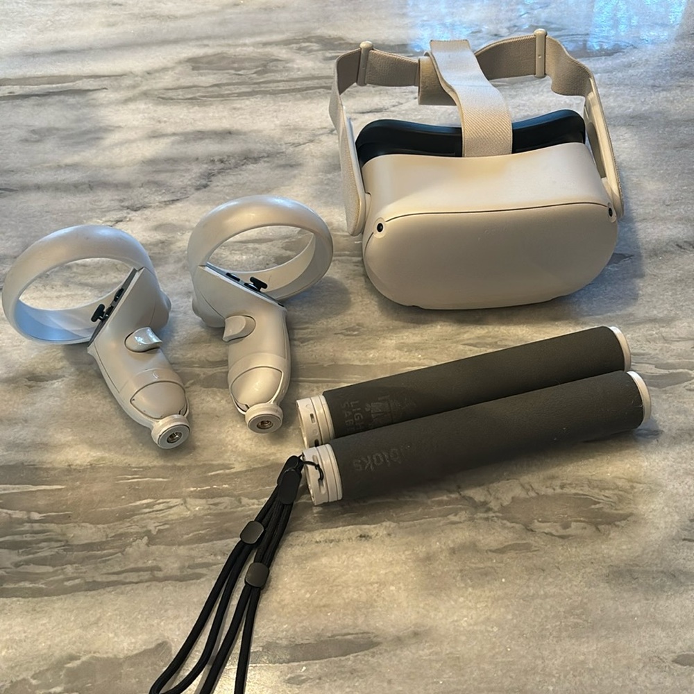 META QUEST BUNDLE- Oculus Quest 2, Extenders, and Rubber Face Cushion